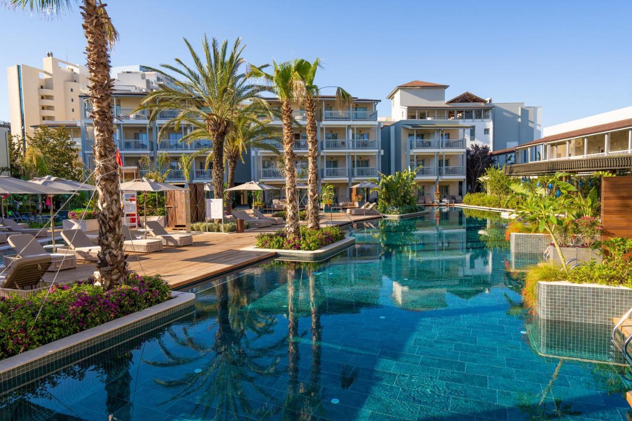 Lara Barut Collection-Ultra All Inclusive Antalia Esterno foto The pool at the Royal Beach Palace